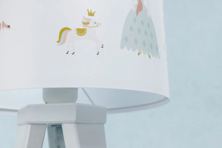 Lampe de table chevet blanche avec illustration féerique princesse et licorne participe à créer ambiance douce