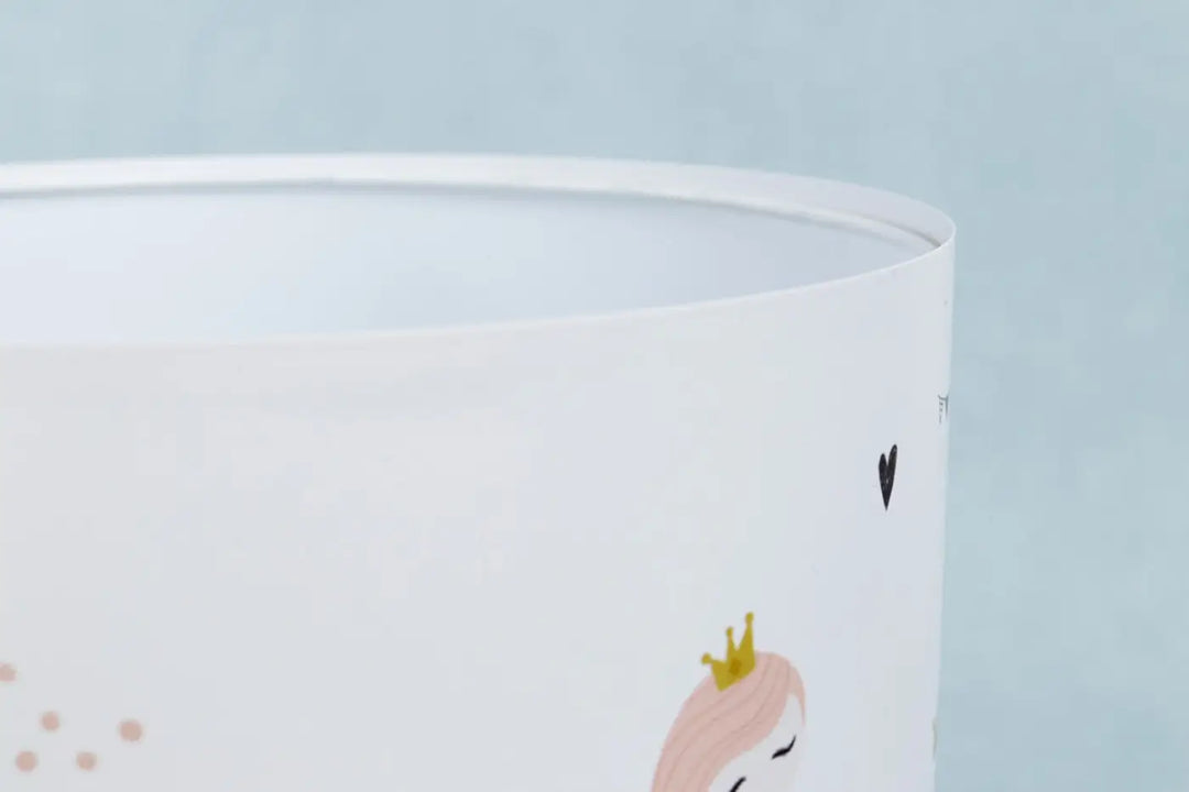 Lampe de table chevet blanche avec princesse féerique rose à cheveux et couronne dorée participe à créer une ambiance douce