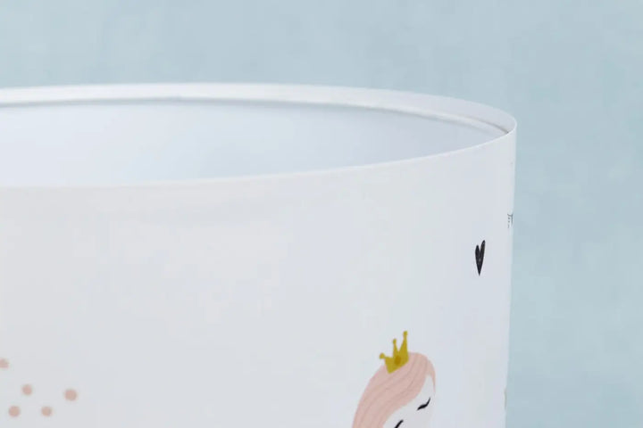 Lampe de table chevet blanche avec princesse féerique rose à cheveux et couronne dorée participe à créer une ambiance douce