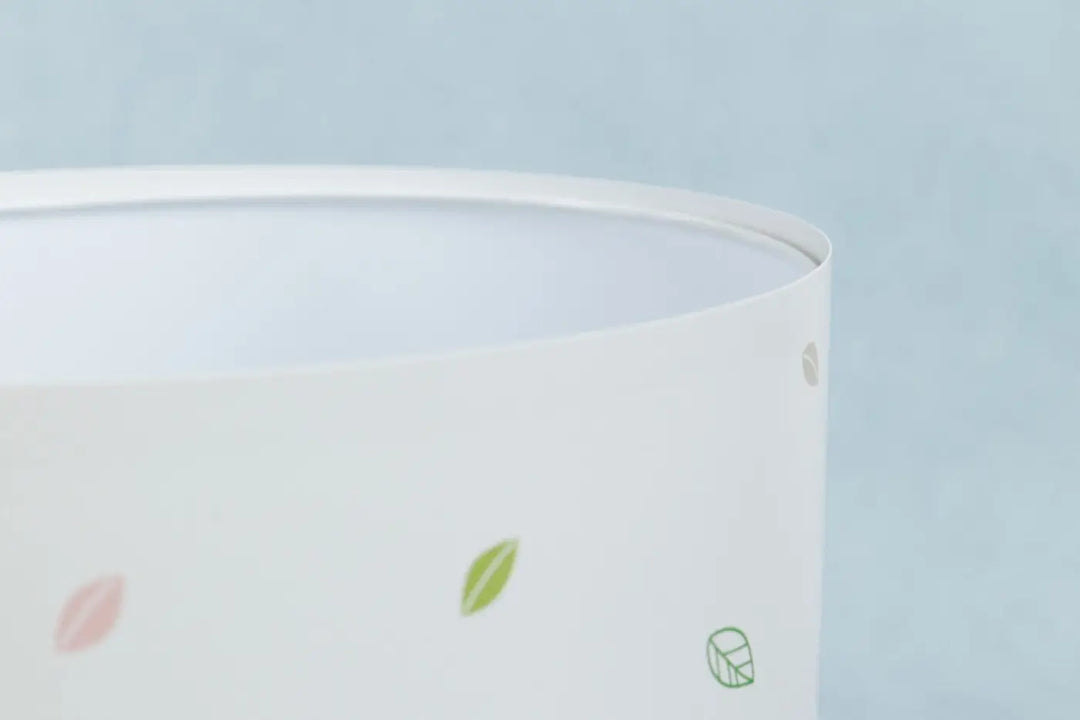 Lampe de table sweet dreams blanc avec abat-jour cylindrique décoré de feuilles vert clair et motifs adorables animaux exotiques