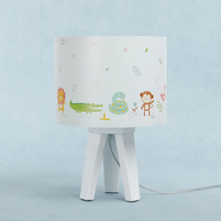 Lampe de table sweet dreams blanc avec abat-jour cylindrique aux adorables animaux exotiques verts clair sur pied trépied blanc