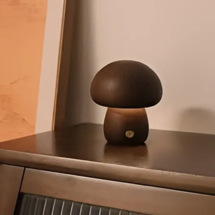 Lampe de chevet champou en bois foncé en forme de champignon élégante avec un abat-jour arrondi lisse