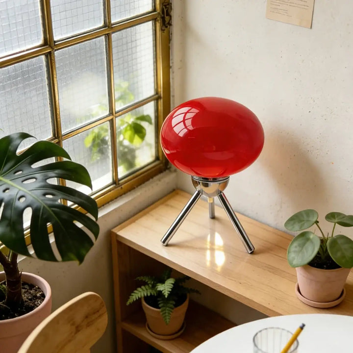 Lampe de chevet nordou avec abat-jour en verre rouge sphérique et base trépied chrome chevet champignon rétro