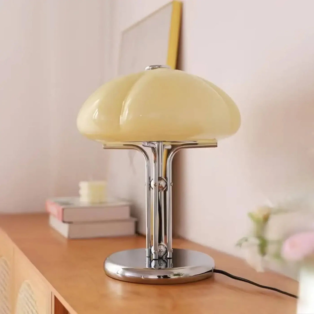 Lampe de chevet avec design champignon en abat-jour translucide crème sur base métal chrome pour une lumière apaisante