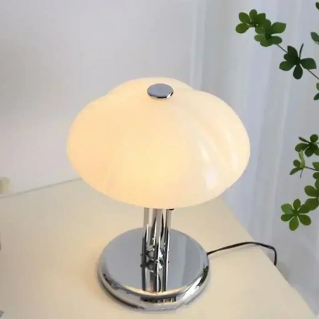 Lampe de chevet avec abat-jour crème en forme de design champignon et base chrome pour une lumière apaisante