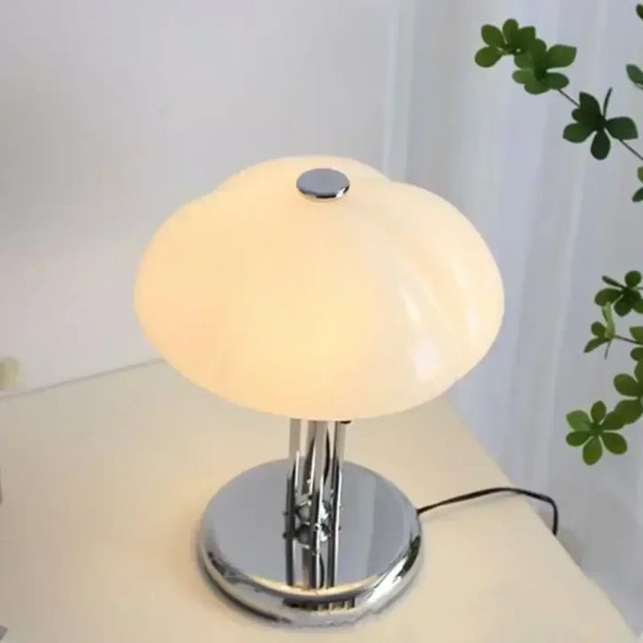 Lampe de chevet avec abat-jour crème en forme de design champignon et base chrome pour une lumière apaisante