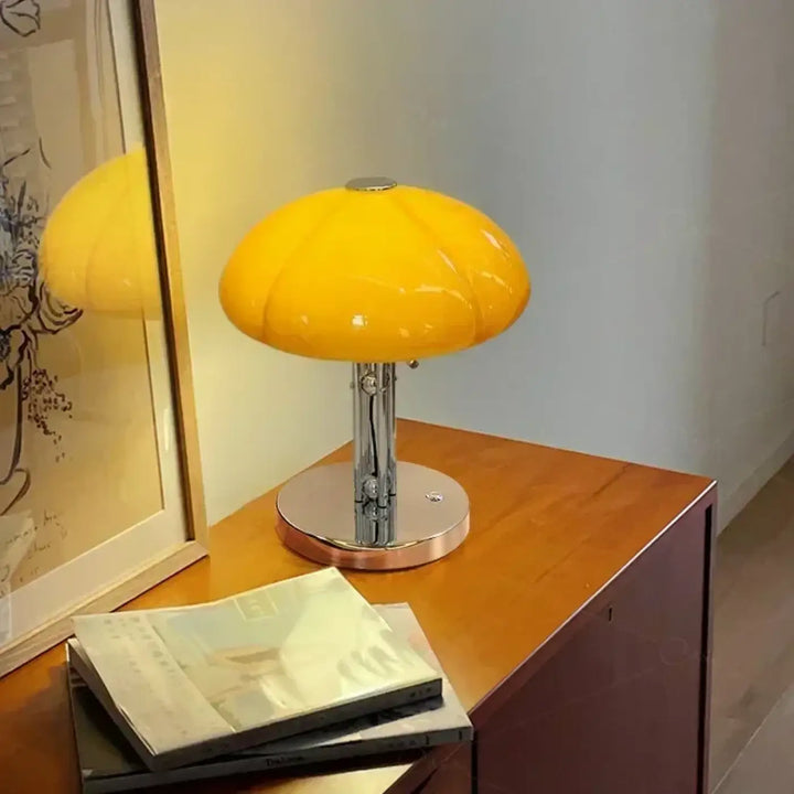 Lampe de chevet design champignon jaune vif avec base et tige chrome offrant une lumière apaisante et une atmosphère chaleureuse