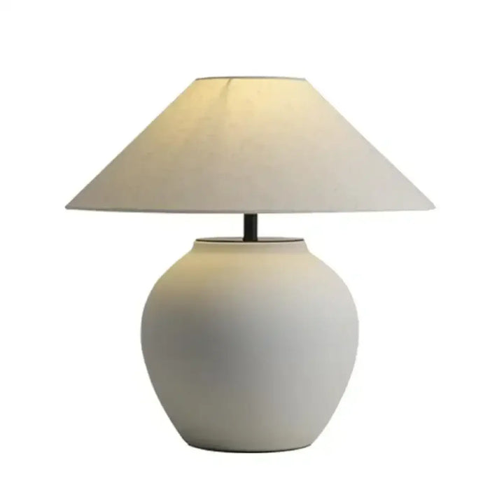 Lampe de chevet vesper en céramique crème avec abat-jour conique en tissu pour un chevet chic