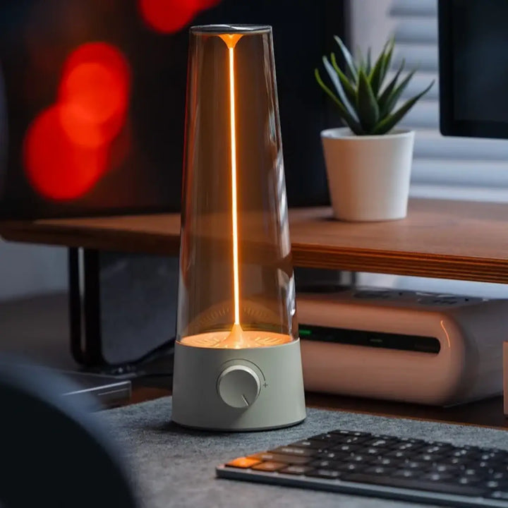 Lampe de chevet conique moderne shadow avec corps en verre transparent et lumière ambre chaleureuse dans liquide fluide