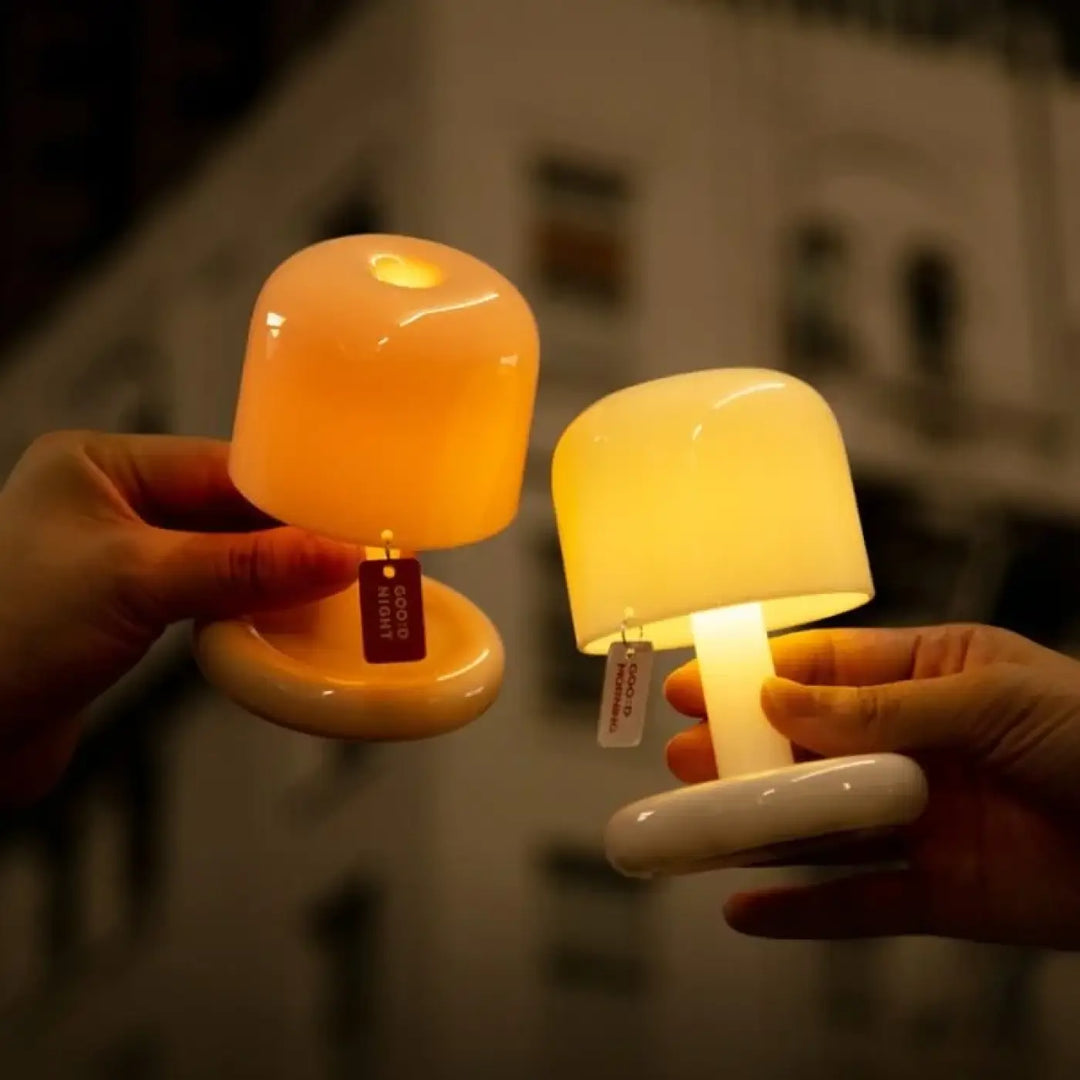 Lampe de chevet mil y avec deux lampes champignon en plastique lisse émettant une lumière crépusculaire chaude orange et jaune c’est choisir un éclairage doux et élégant