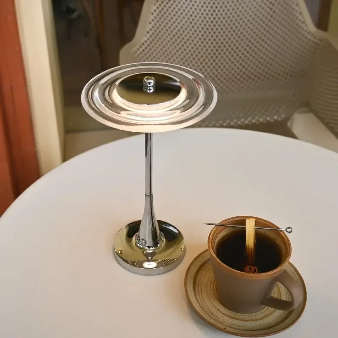 Lampe de chevet venus en métal argenté brillant avec tige élancée, un bel objet chevet décorative élégant