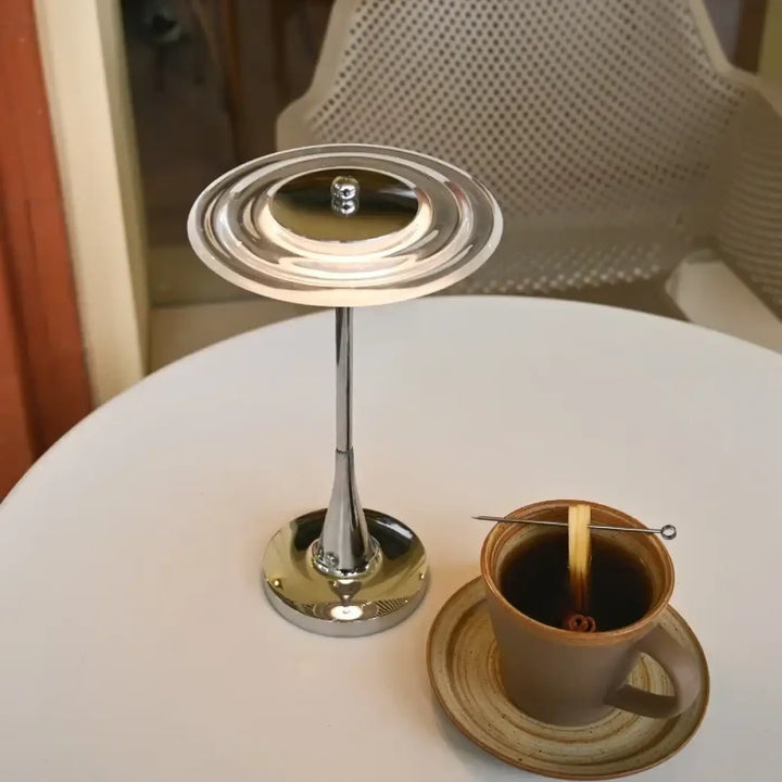 Lampe de chevet venus en métal argenté brillant avec tige élancée, un bel objet chevet décorative élégant