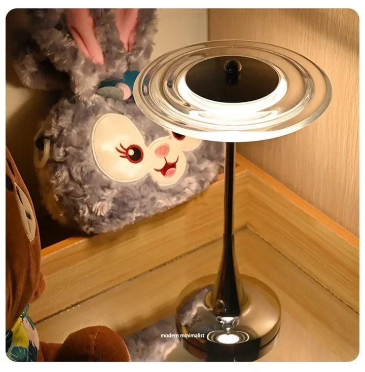 Lampe de chevet venus avec finition chrome poli et abat-jour en verre circulaire pour une ambiance chaleureuse bel objet décoratif