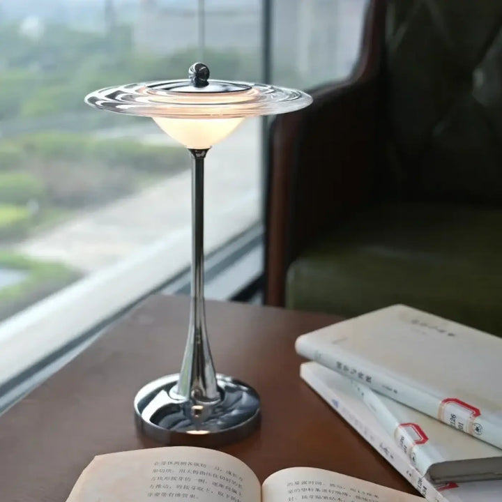 Lampe de chevet venus avec base en chrome poli et abat-jour en verre translucide chaude, chevet décorative bel objet