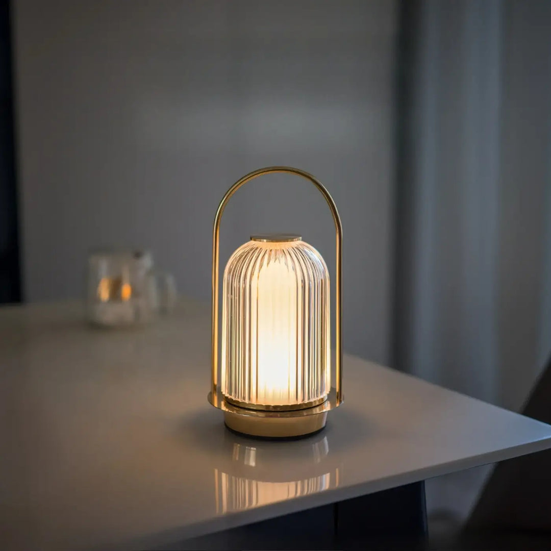 Lampe de chevet miu avec lanterne chaude à cadre en laiton et verre cannelé apporte un design élégant et une présence lumineuse