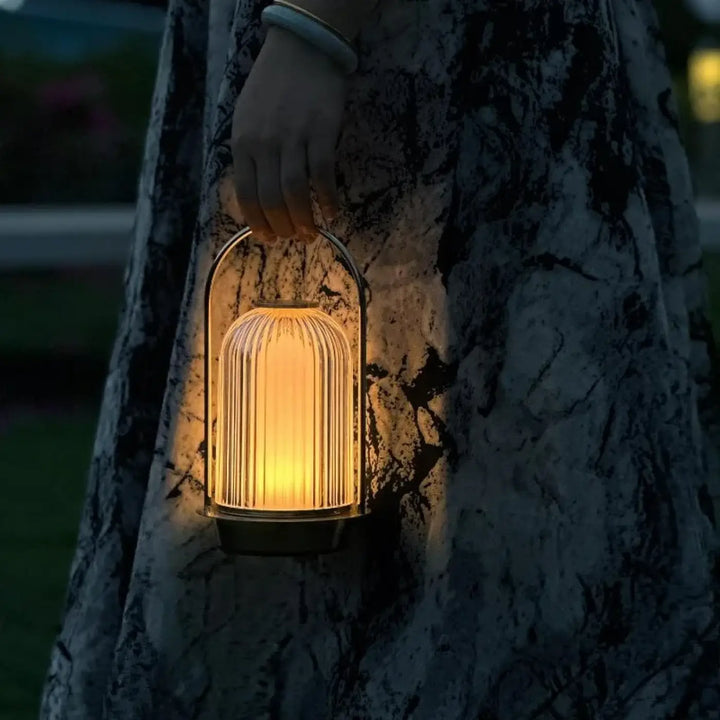 Lampe de chevet miu avec corps en verre côtelé et cadre métallique apporte un design élégant et une présence lumineuse chaleureuse
