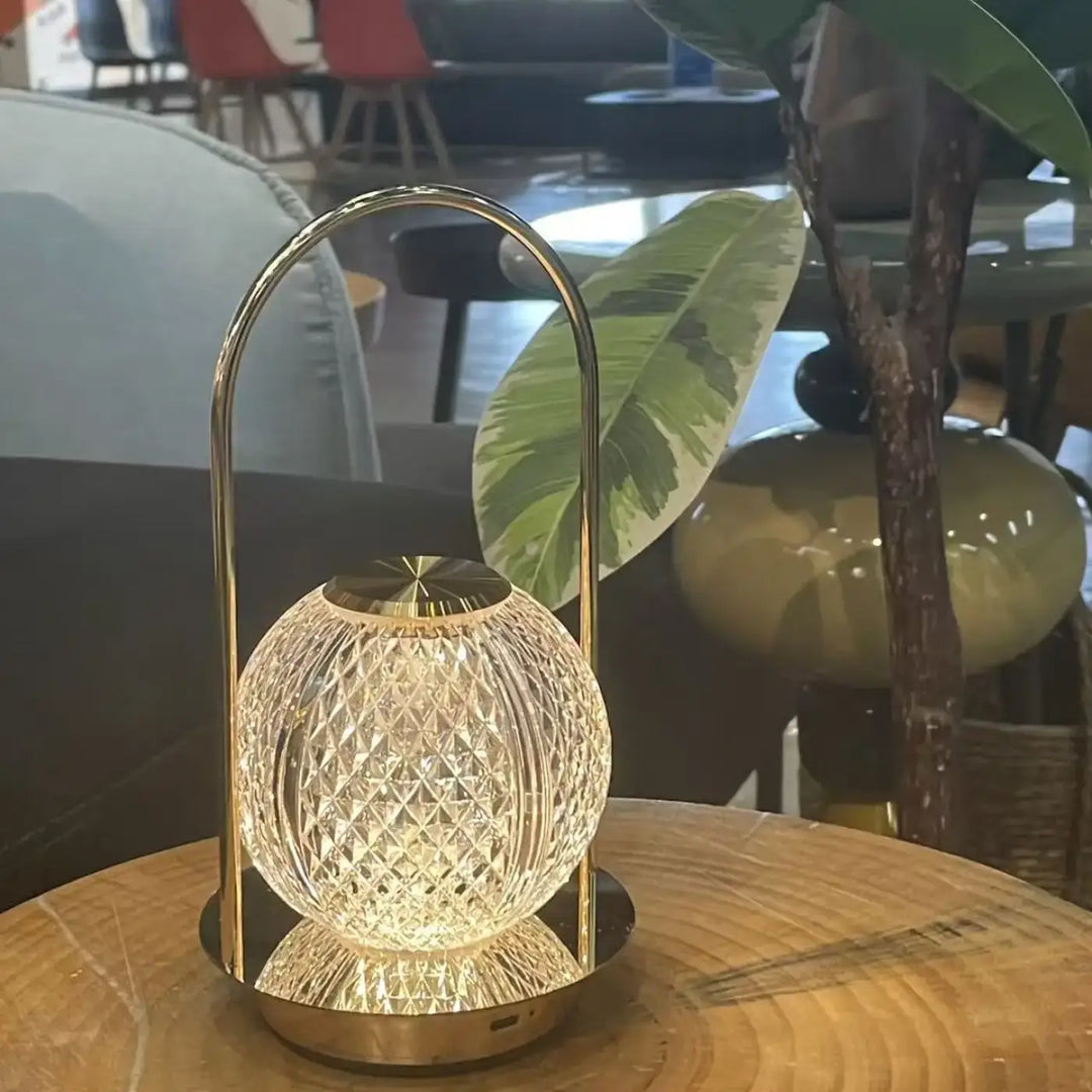 Lampe de chevet miu en métal doré avec abat-jour sphérique en verre facetté design élégant apporte présence lumineuse