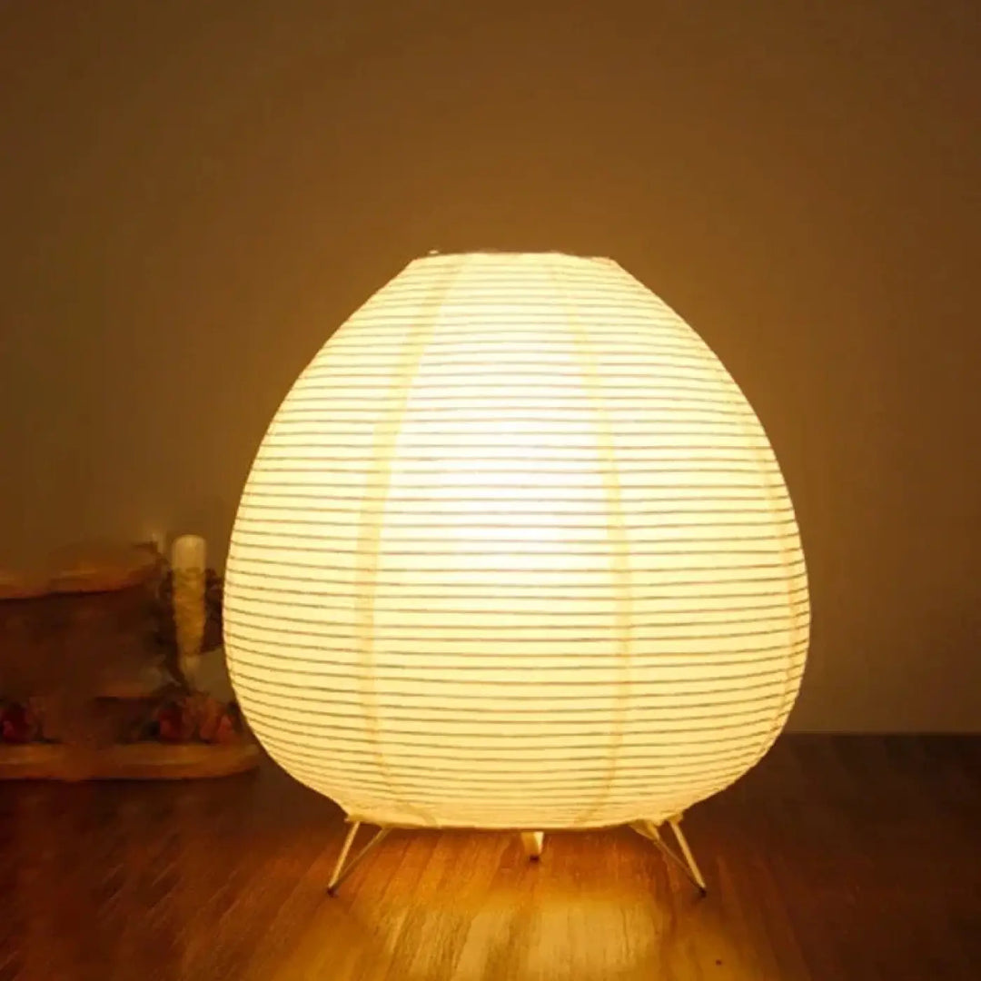 Lampe de chevet japonaise en papier blanc avec lumière douce et design minimaliste pour une ambiance chaleureuse