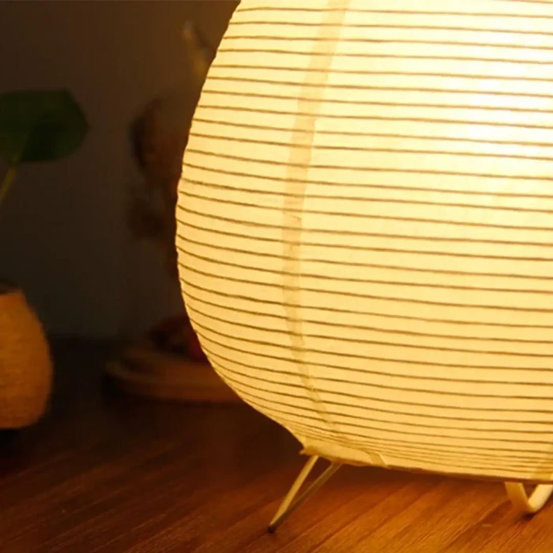 Lampe de chevet japonaise avec lanterne sphérique en papier à lumière douce sur un design minimaliste en métal