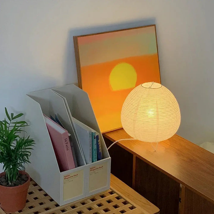 Lampe de chevet japonaise design minimaliste avec lanterne en papier sphérique à lumière douce et support en fil délicat