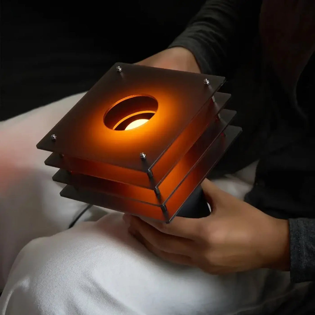 Lampe de chevet sunrise en design moderne avec lanterne carrée ambre et panneaux translucides superposés