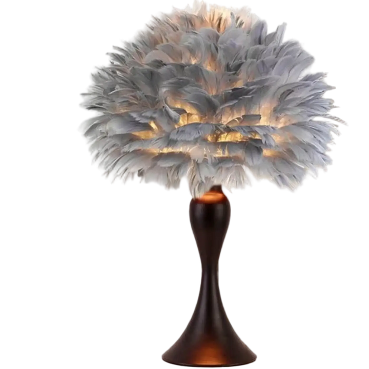 Lampe de chevet penna en plume blanche douce avec une lueur ambre chaude sur un socle marron élégant