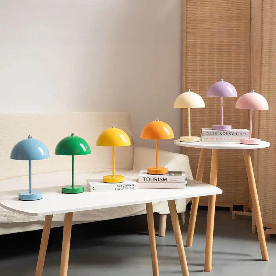 Lampe de chevet skadi design scandinave avec éclairage tamisé et lumière douce en pastel aux pieds métalliques fins