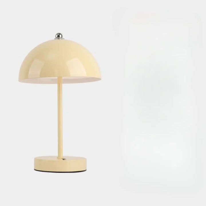 Lampe de chevet skadi en design scandinave avec dôme crème et base métallique pour un éclairage tamisé et lumière douce