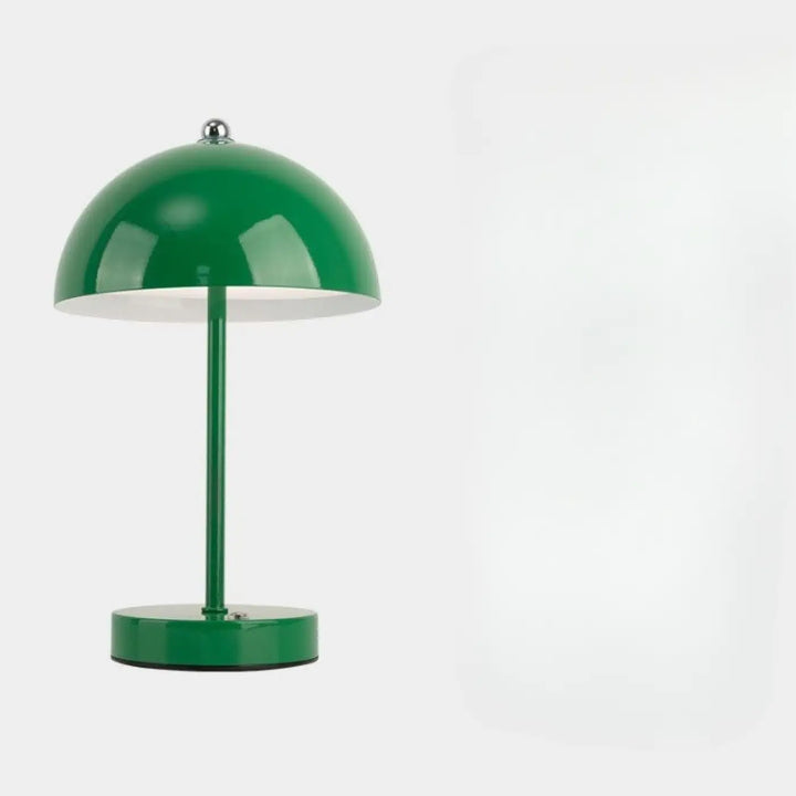 Lampe de chevet skadi design scandinave avec dôme vert brillant éclairage tamisé et lumière douce métal élégant