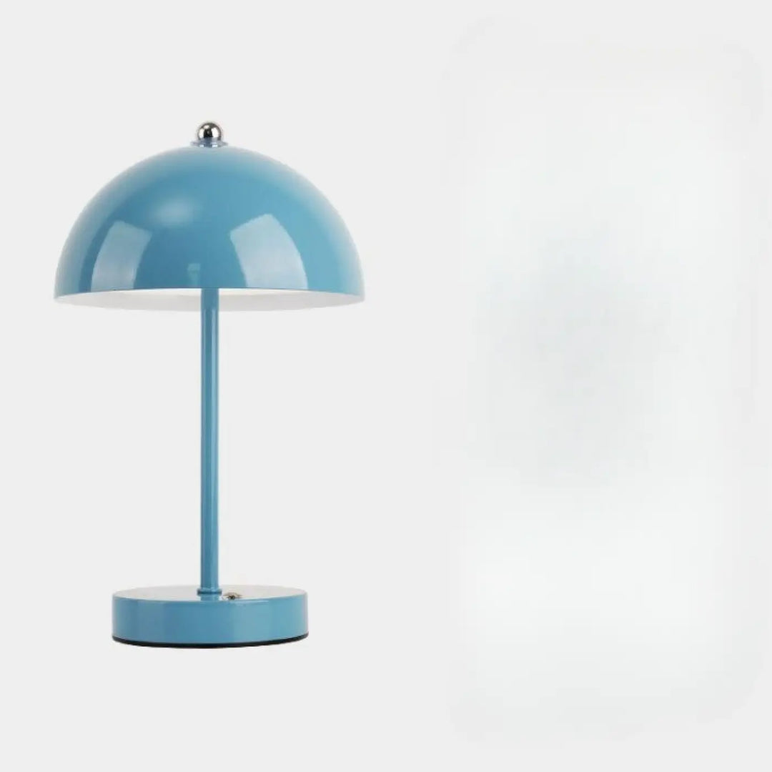 Lampe de chevet skadi design scandinave en bleu mat avec tige métallique pour un éclairage tamisé et lumière douce