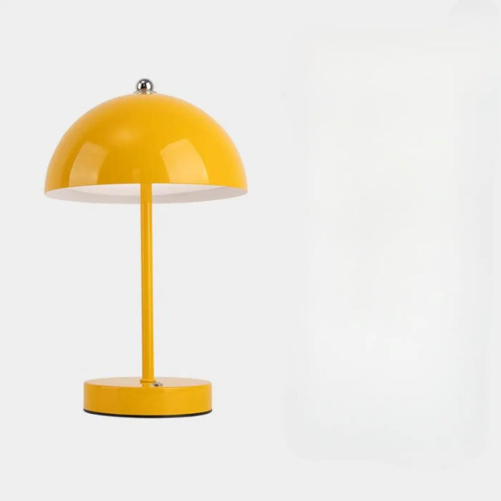 Lampe de chevet skadi jaune vif avec base métallique design scandinave pour un éclairage tamisé et une lumière douce
