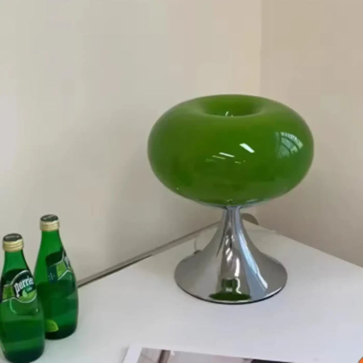 Lampe de chevet jupi en verre vert brillant avec base en chrome, parfaite pour décoration intérieure et chevet design vintage