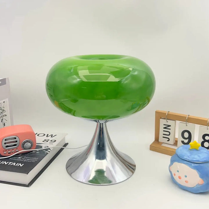 Lampe de chevet jupi en verre vert vibrant avec socle chrome élégant pour décoration intérieure au design vintage