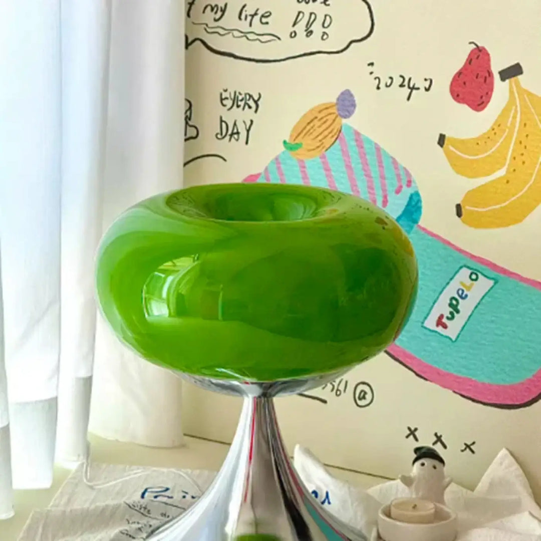Lampe de chevet jupi en verre vert brillant avec base chrome design vintage pour décoration intérieure et signature visuelle