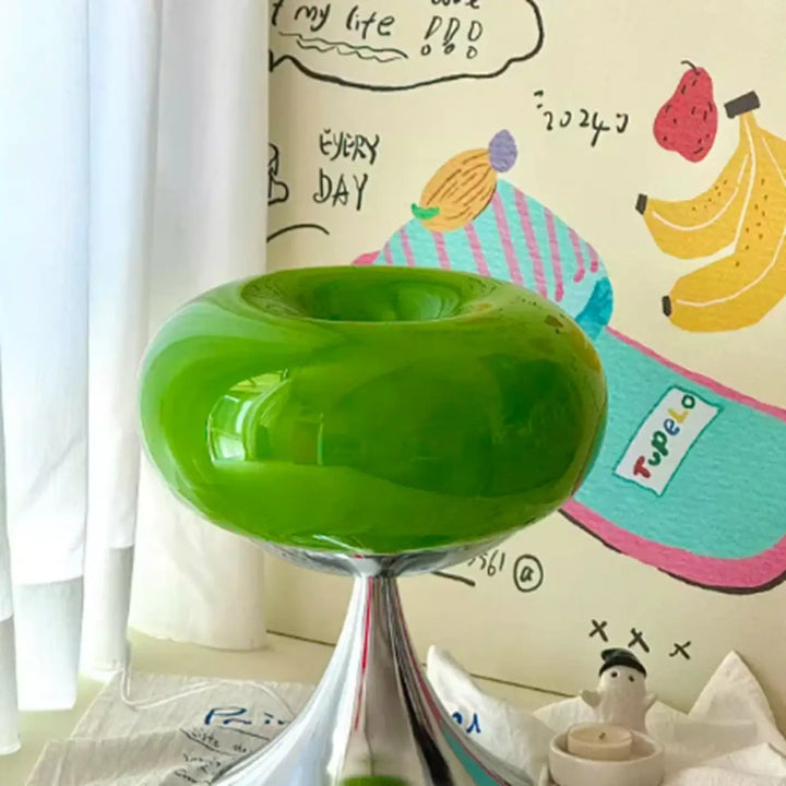 Lampe de chevet jupi en verre vert brillant avec base chrome design vintage pour décoration intérieure et signature visuelle