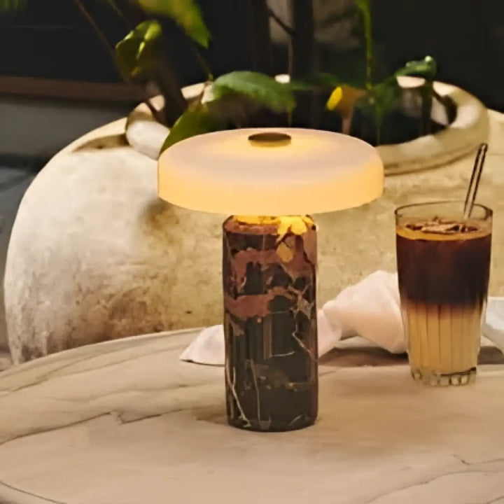 Lampe de chevet aurora avec effet marbre sombre et abat-jour blanc pour un éclairage chaleureux plus qu’un simple luminaire