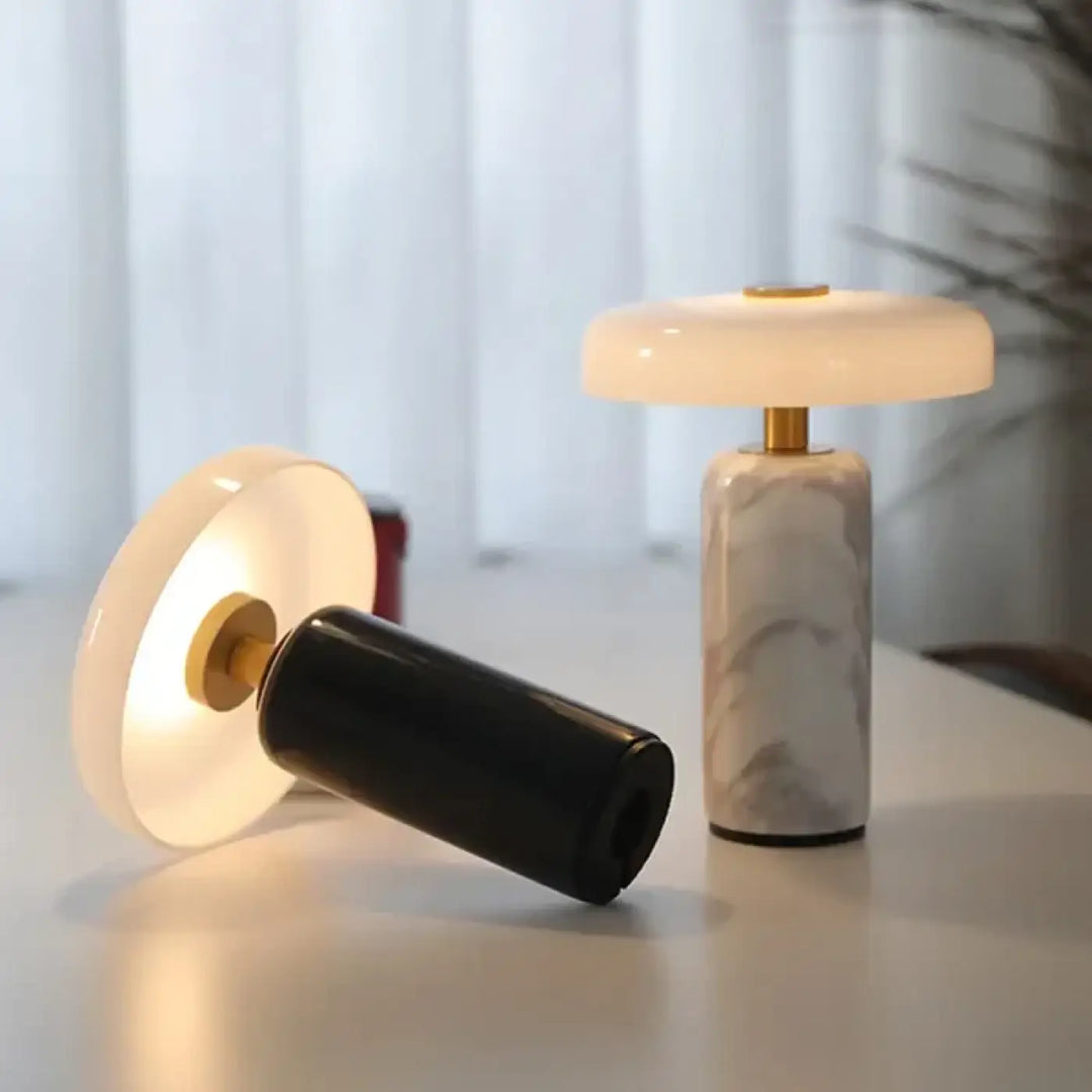 Lampe de chevet aurora avec base cylindrique en marbre blanc effet marbre et accents dorés pour chevet effet marbre