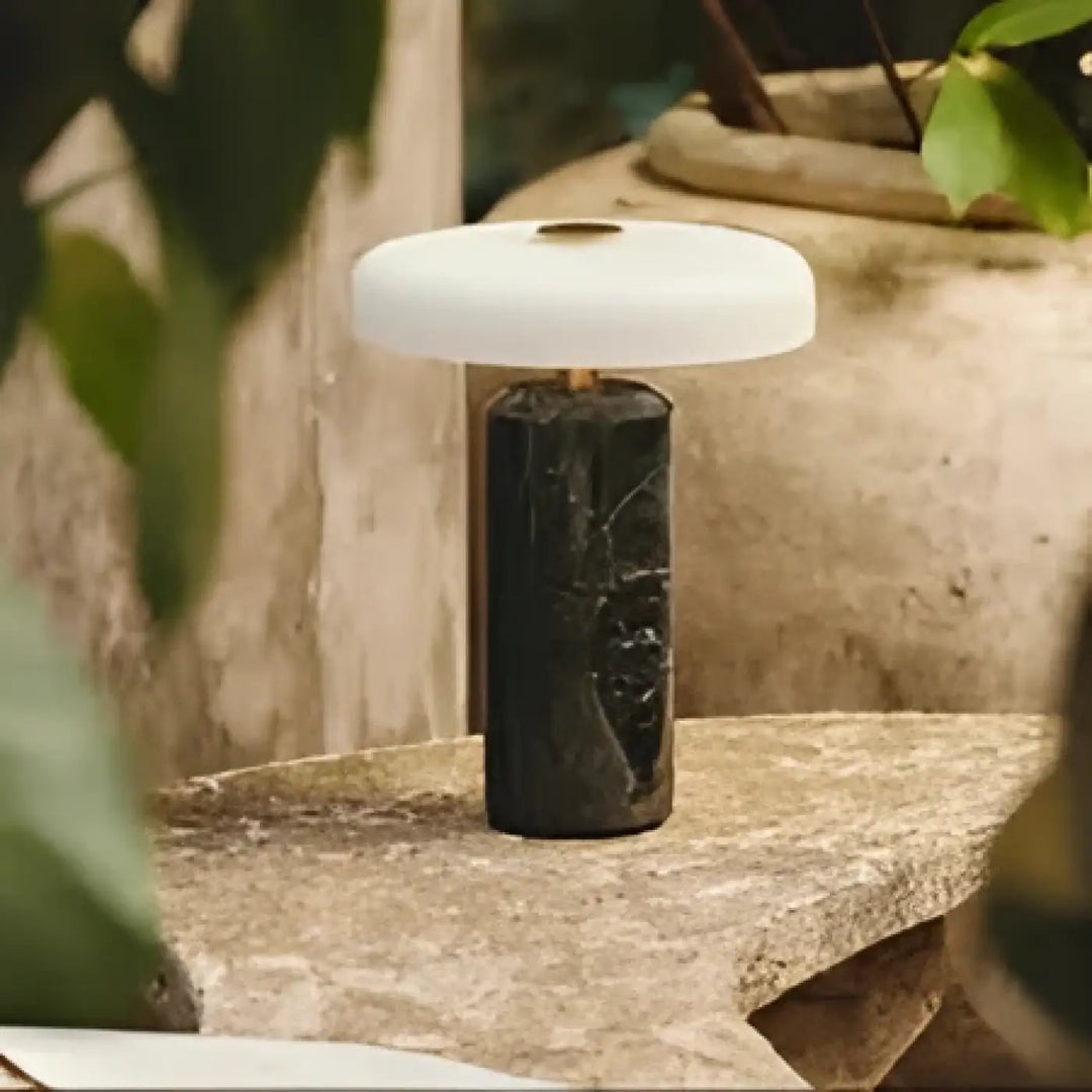 Lampe de chevet aurora avec effet marbre noir et abat-jour blanc circulaire lisse plus qu un luminaire élégant