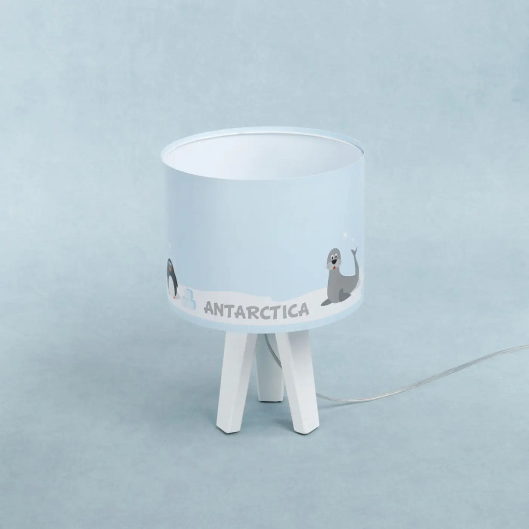 Lampe de table chevet enfant en bois bleu avec abat-jour bleu clair illustré décor animalier sur pied blanc