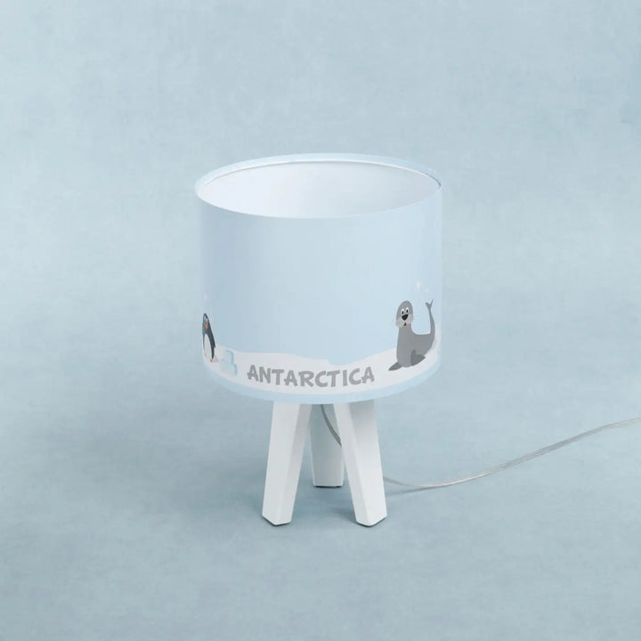 Lampe de table chevet enfant en bois bleu avec abat-jour bleu clair illustré décor animalier sur pied blanc