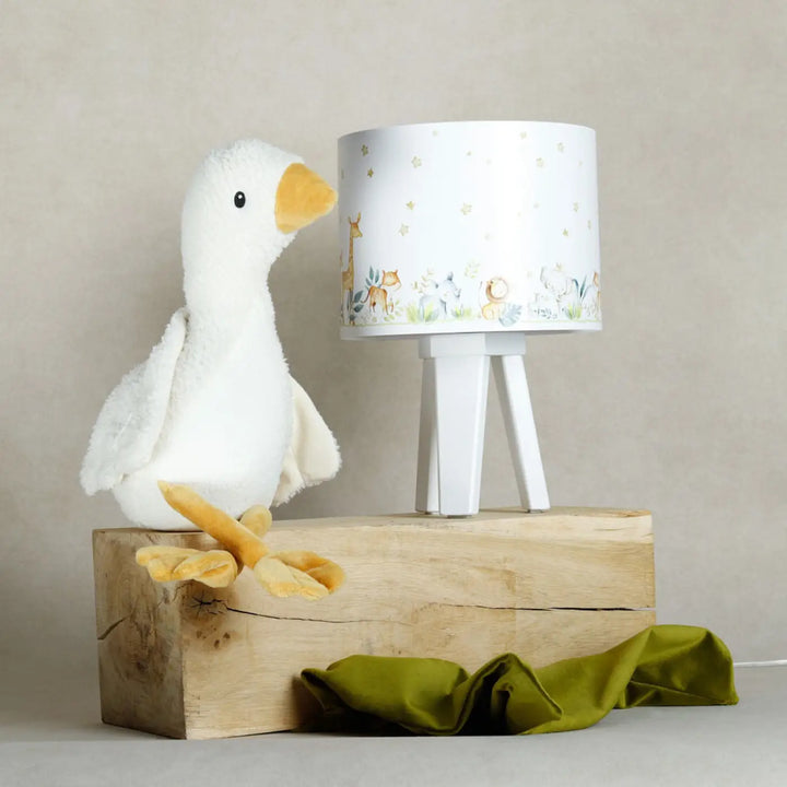 Lampe de table sweet dreams blanche avec abat-jour cylindrique motifs animaliers étoiles dorées sur pied tripode bois jaune chevet enfant