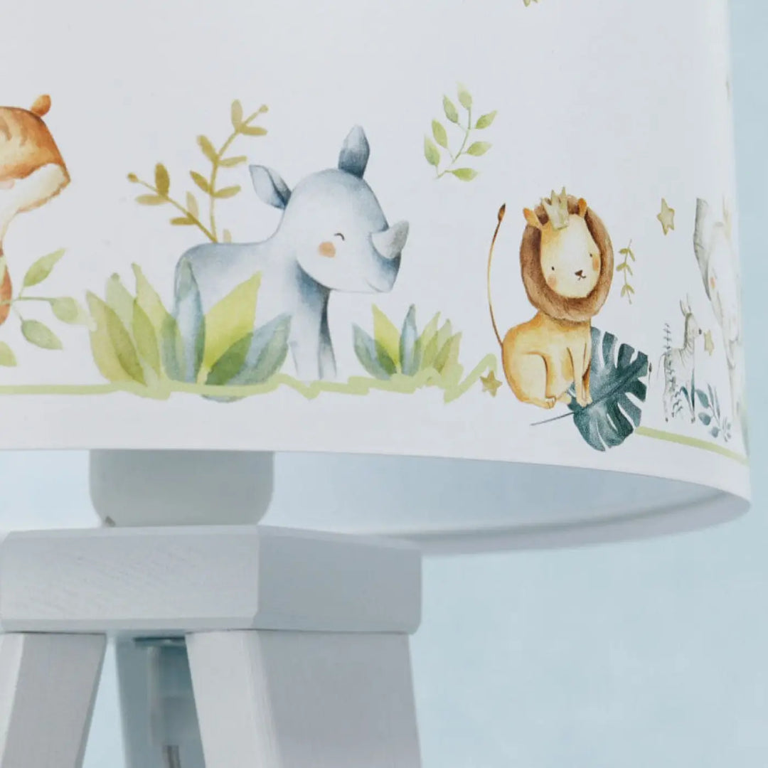 Lampe de table sweet dreams blanc avec abat-jour en bois jaune et motifs animaliers pour chevet enfant