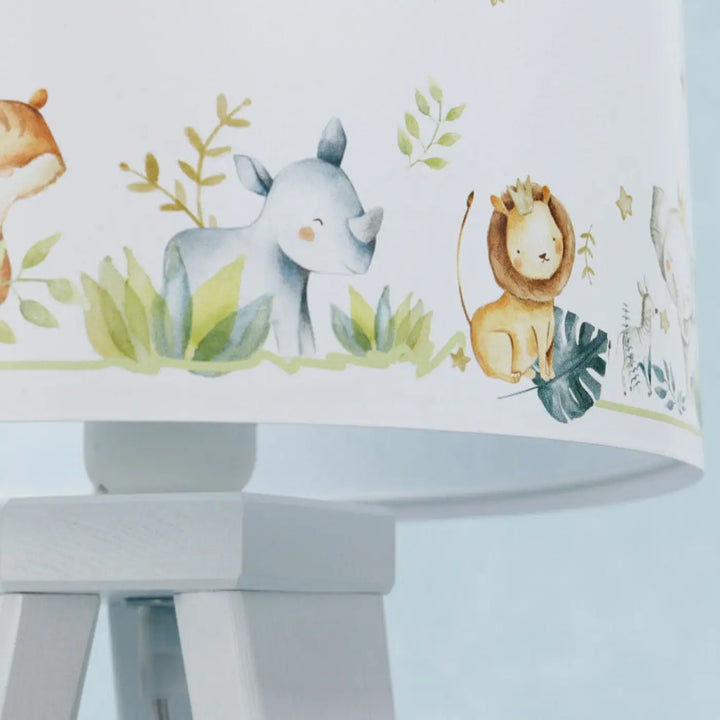 Lampe de table sweet dreams blanc avec abat-jour en bois jaune et motifs animaliers pour chevet enfant