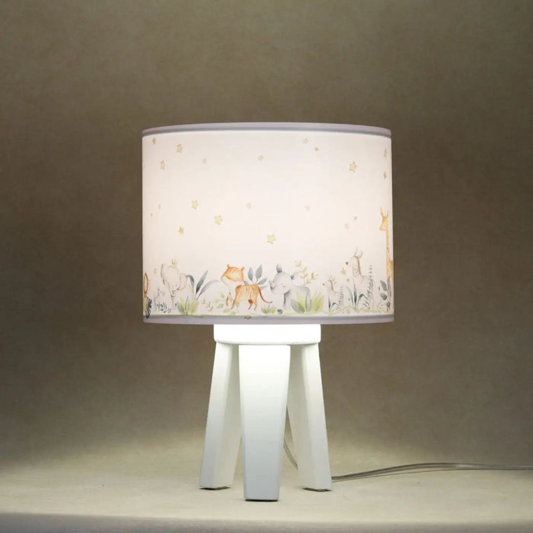 Lampe de table chevet enfant blanche avec motifs animaliers en aquarelle sur abat-jour cylindrique bois jaune minimaliste