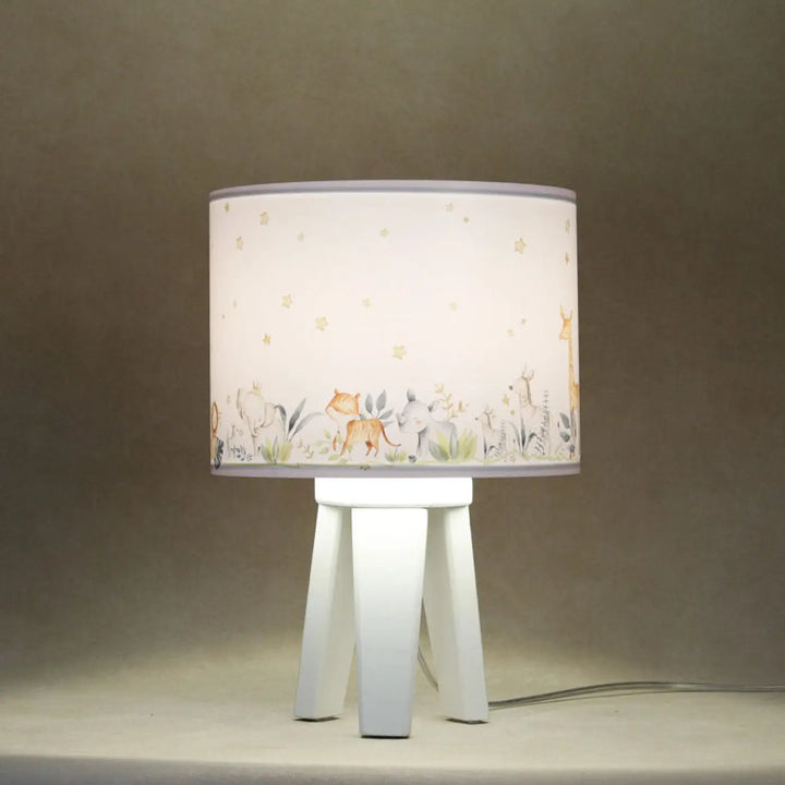 Lampe de table chevet enfant blanche avec motifs animaliers en aquarelle sur abat-jour cylindrique bois jaune minimaliste