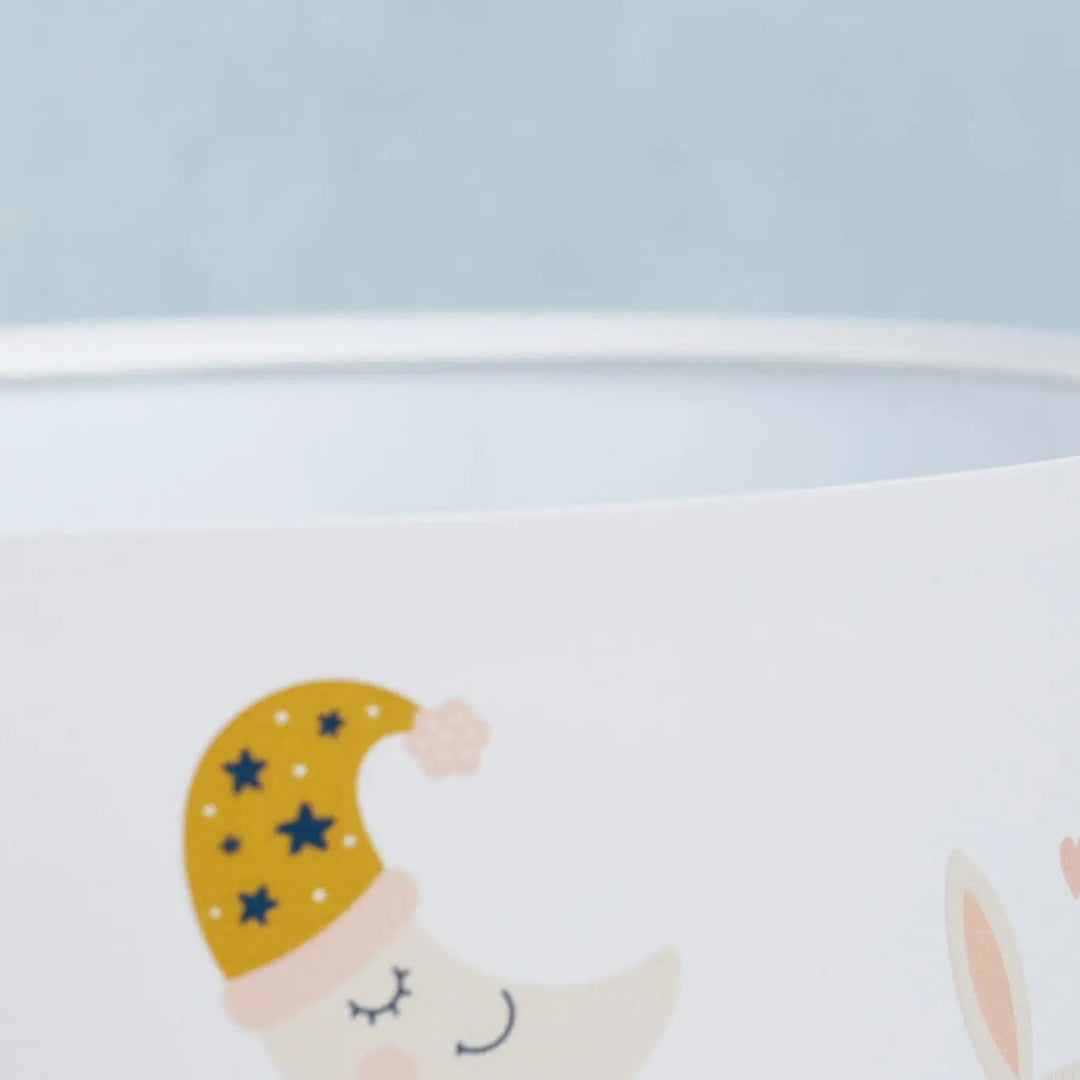 Lampe de table sweet dreams blanc avec motif lune et bonnet étoilé jaune pour chevet enfant bois motifs animaliers