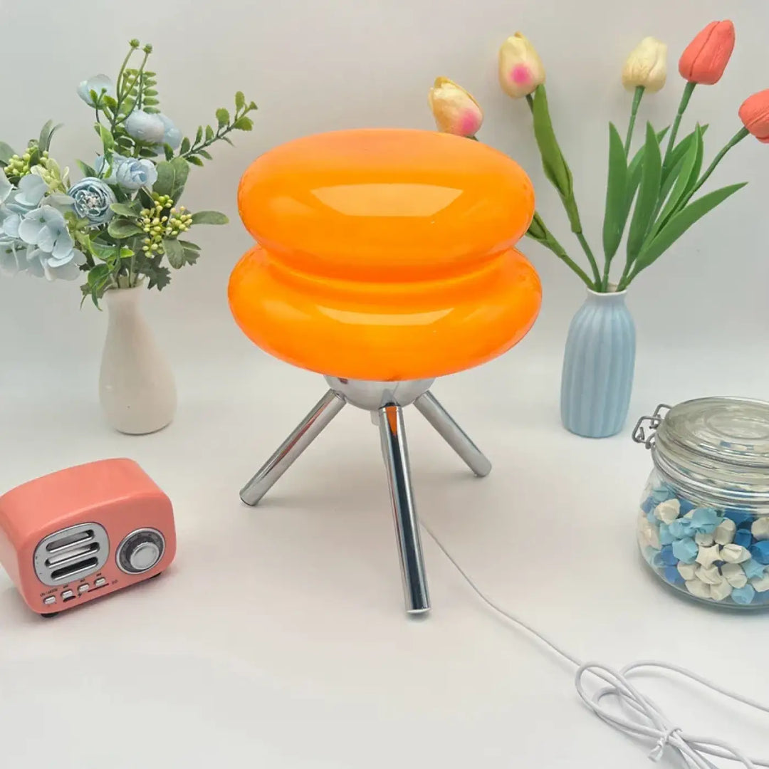 Lampe de chevet cremou orange vif en plastique brillant avec design épuré et base trépied chrome pour décoration intérieure plus qu’un luminaire