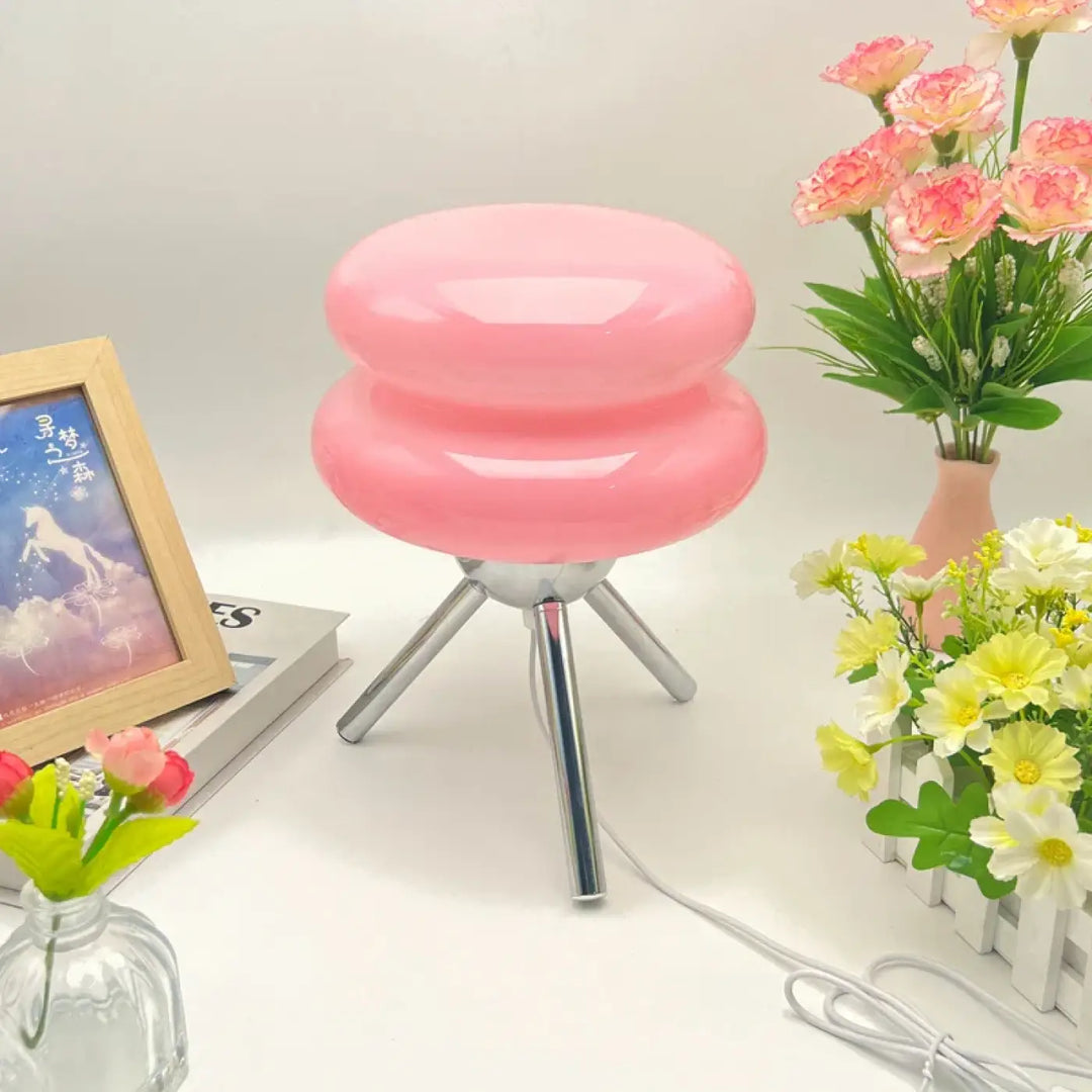 Lampe de chevet cremou design épuré avec abat-jour rose brillant à deux niveaux et base trépied en chrome pour décoration intérieure plus qu’un luminaire
