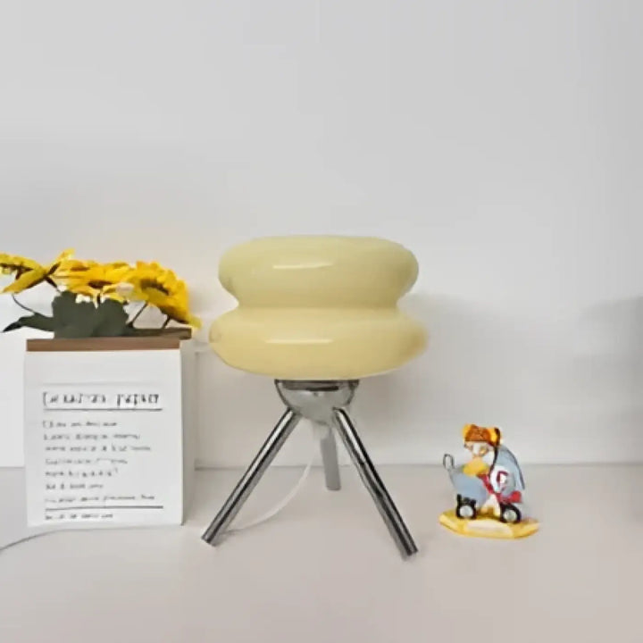 Lampe de chevet cremou avec design épuré et trois pieds métalliques crème pour décoration intérieure plus qu’un simple éclairage