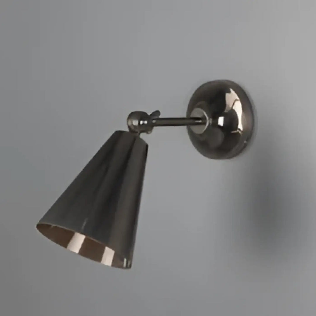 Applique murale chrome avec abat-jour conique créant une ambiance chaleureuse au style industriel pour décoration intérieure